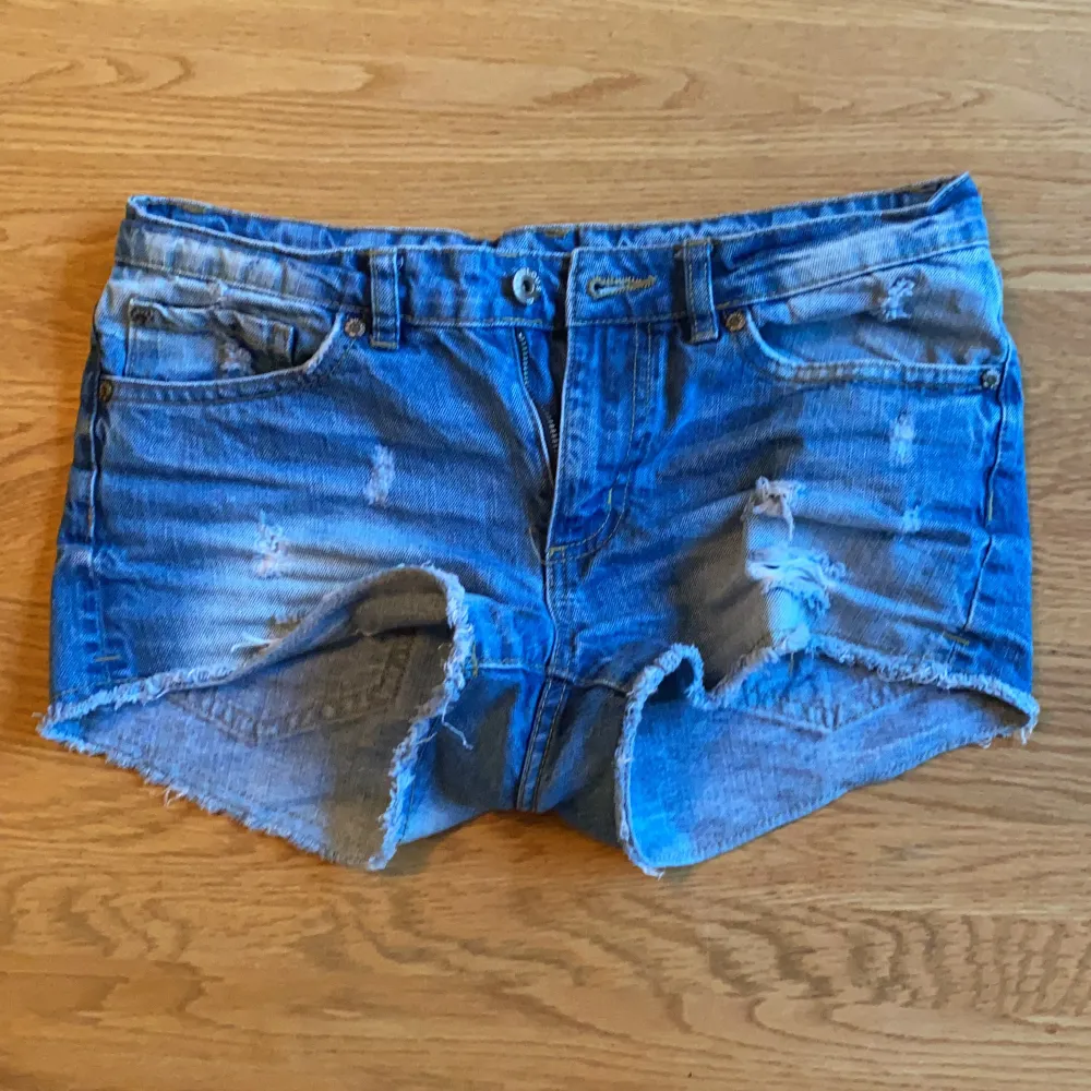 Blåa vanliga low waist jeans shorts. Inte använts på över två år. Säljes pga ingen användning och för små för mig.. Shorts.