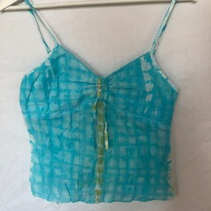 Cami linne - Cami linne från esprit med tiedyemönster i somriga färger. Snygg scrunche detalj. Frakt tillkommer på 66kr. Märkt storlek s. Visad på en m. Gott skick. Avklippt nertill. Finns en dragkedja på sidan! Högsta bud 130kr. Avslutas 29/6 21:00 