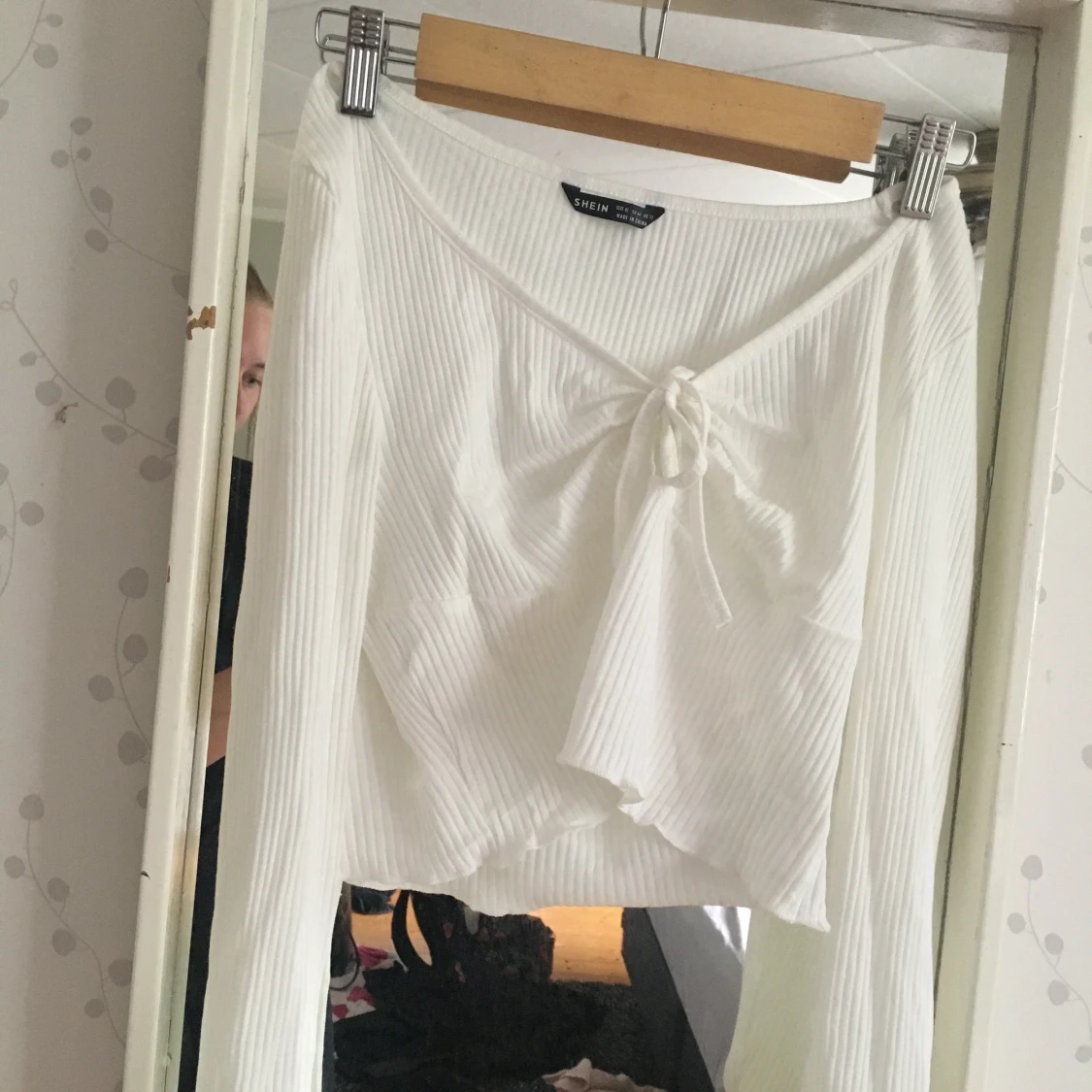 Vit långärmad topp med knyte  - 91