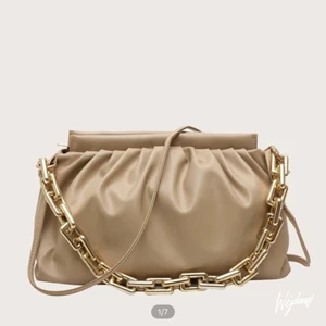 Väska!  - Fin och användbar väska! Det går att ändra bandet hur man vill och det går att ta bort den guldiga kedjan om man vill💞💓💓