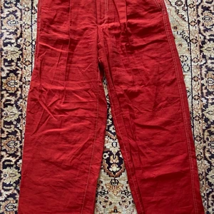 Röda kostymbyxor storlek 40 - Roströda kostymbyxor från mango. Väldigt bra skick med snygg passform! 