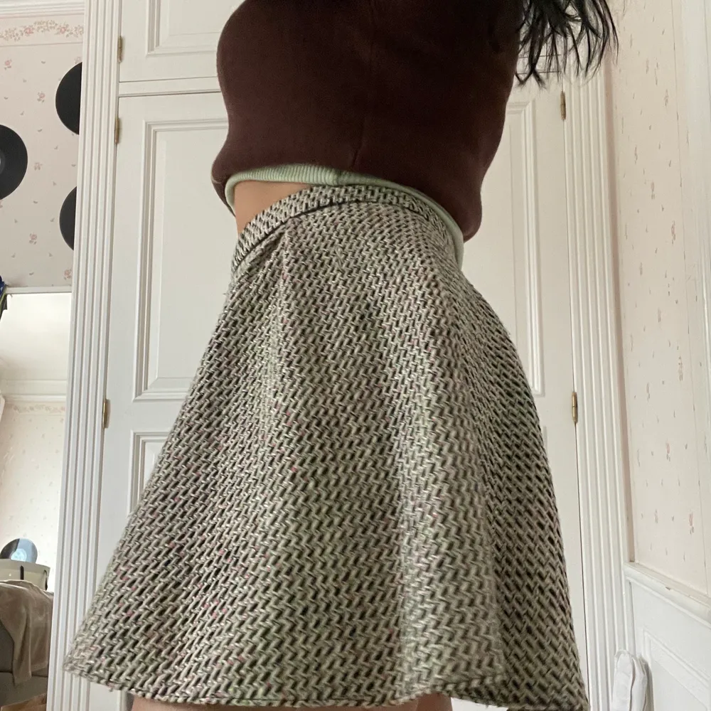 Supersöt och snygg kjol som kan användas till vardags eller vid festliga tillfällen! Mycket bra skick. Jag är 174 cm lång. . Skjortor.