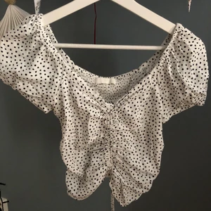 Blus - prickig söt blus från h&m i strl 34 :))