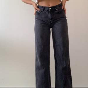 Svarta uttvättade jeans från junkyard som tyvärr inte har används på ett långt tag. Längd på ben är 101 cm, midja 36 cm. Frakt ingår💕