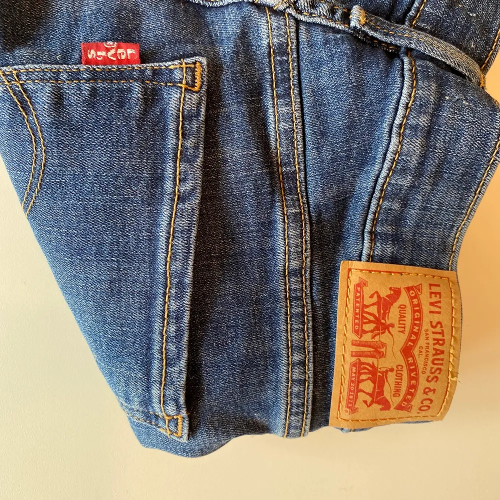 Supersnygga 315 shaping bootcut jeans i strl 28 ifrån Levis! Använda 1 gång & är i fint skick. Köparen står för frakten . Jeans & Byxor.