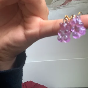 Örhängen  - Jag har aldrig använt gjort själv men om du köper kostar det 10 kr st per par 