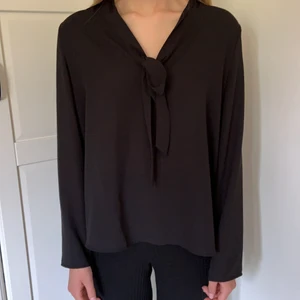 Gina Tricot Svart Blus - Svart blus från Gina Tricot med knytning i halsen. Väldigt fint skick💕