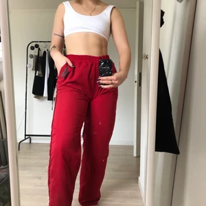 Röda byxor - Röda byxor i storlek L men tack vare resoren i midjan så är de väldigt lätt att anpassa beroende på hur man vill att de ska sitta. Passar på mig som brukar ha M/38 i byxor. Materialet är lite prassligt och tunnt!😊 frakt tillkommer 