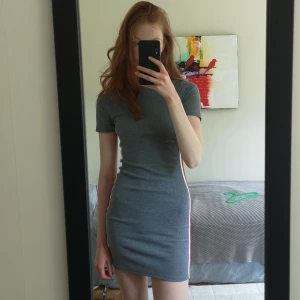 Skaterklänning  - Skaterklänning som endast använts en gång så helt i nyskick. Grå med röda och vita ränder på sidan som ger snygg shape. 