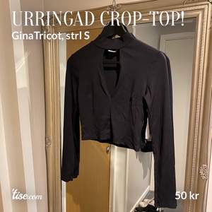 Jättesnygg crop-top i svart, ribbat tyg från Gina Tricot. Storlek Small. Skickas för 45 kr 💌