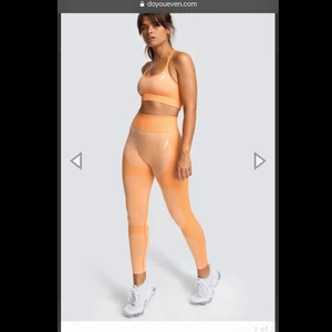 Träningstights - tights från do you even, endast använt tightsen 2-3 ggr, superfin färg nu till sommaren!! formas superfint efter kroppen och sitter fint i bak! xs men de är otroligt stretchiga och jag brukar ha från xs-m i tights