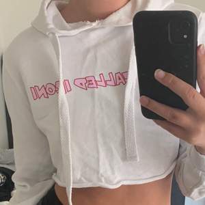 Säljer denna croppade hoodie med trycket ”it’s called ironi” Använd fåtal gånger och är i fint skick💜storlek xxs