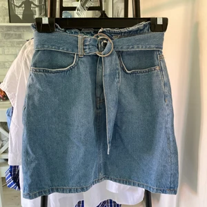 Jeans kjol - Jättefin jeans kjol med tillhörande skärp! Endast använd ett fåtal gånger. Bara att höra av sig vid frågor💙💙💙