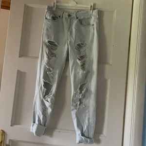 ripped jeans - ripped jeans från forever 21. storlek 32 så dom är för små för mig