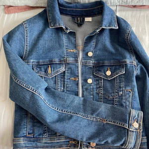 En kort jeansjacka  - En kort jeansjacka från h&m
