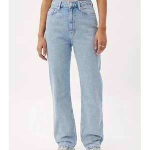 Oanvända jeans i färgen Summer Blue och storleken 28/32. Sitter perfekt, 300kr + frakt ❤️