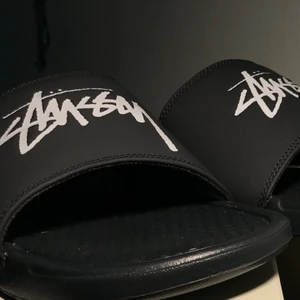 Stussy x Nike slides - Us9 helt oanvända. Köpta från Stussys hemsida.                  tar trades
