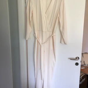 Filippa K jumpsuit  - Storlek: S, knappt använd men har en slitning i dragkedjan baktill. Tunt material 