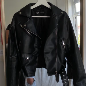 Skinnjacka Zara - Skinnjacka från Zara i storlek M. Säljer för 200☺️