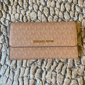 Micheal kors plånbok  - Rosa Micheal Kors plånbok (äkta). Väldigt praktisk med flera fickor att lägga sina kort i. Köpt från USA för 148 dollar. Använd endast ett fåtal gånger. 