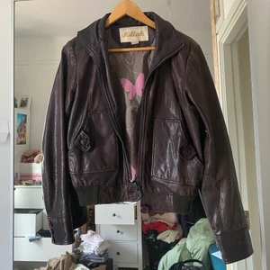 Vintage skinnjacka - Så cool skinnjacka med söta detaljer överallt och jättebra skick!! Inga innerfickor eller luva. Står storlek small i lappen. Obs! Är ej så glansig som på bilden, mer matt. Värd ett bra hem!!