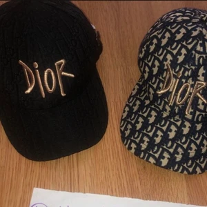 Dior kepsar  - Jätte fin kvalité. Justerbart band där bak. Kan mötas i Sthlm och frakta runt hela Sverige ✨✌🏽 