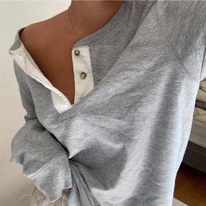 Sweatshirt  - Sweatshirt med tre beiga knappar från killavdelningen på h&m, kommer inte till användning o därför säljs💘💘priset kan diskuteras 