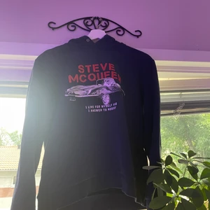 Hoodie  - En riktig cool hoodie med ett coolt tryck på det! Har nästan aldrig använt! På grund av att det är väldigt liten på mig! ❤️