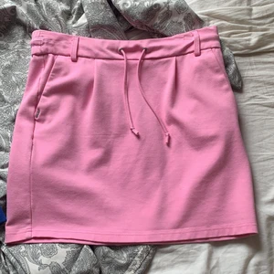 Kostym kjol  - Jättefin kostym kjol från only. Så himla fin färg och perfekt till sommaren storlek s. 90+frakt ❤️