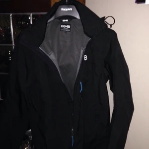 Friluftsjacka softshell av märket 8848 Altitude(använd 1 gång - Rensar hemma och säljer lite jackor mm. Denna kacka är använd en gång och är vidtät och skön. STRL S