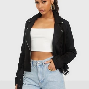 mockajacka från Nelly  - Säljer min jacka från Nelly i storlek 34 eftersom den blivit lite liten, knappt använd så den är inte sliten, frakt tillkommer