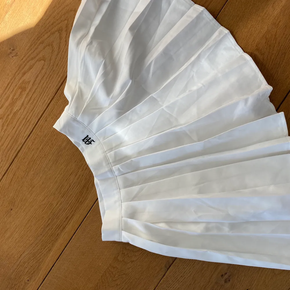 Säljer den här trendiga tennis vit kjol 🤩🤍💛🤍💛!!!! Det är i fint skick och säljer de pga de är ganska för långt för mig som är 154 cm samt för stor i midjan för mig som har 32 eller 24W. 🥺 Första bilden är lånad💕 Frakten är inte inkl💓 Jag tar inte budgivningen💕. Kjolar.