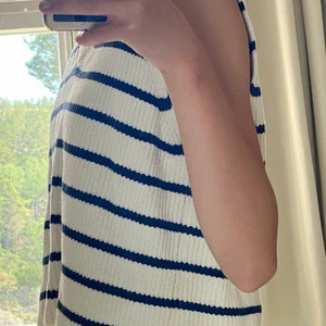 Fin randig vest från Zara - Mörkblå/vit-randig stickad vest som är ett halvår ny. Från zara i mycket bra skick.😊