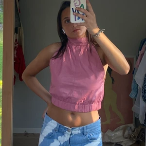 Lädertopp - Rosa lädertopp! Har en liten fläck (syns på bild 2) men inget man tänker på! Halterneck! Står igen storlek i men skulle säga att den passar allt mellan 34 - 38!❤️