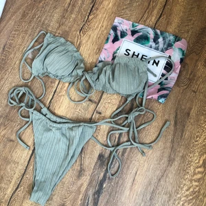 Bikini  - Helt oanvänd bikini från Shein! Endast testad, trosskydd kvar🌸 säljer då den inte satt som förväntat på mig. Är. Storlek M men skulle säga att det går att variera då man knyter den själv⭐️