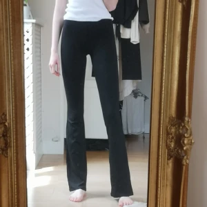 Bootcut byxor  - Svarta bootcutbyxor från gina tricot. Aldrig använda då de tyvärr är lite för små 