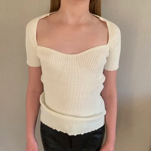 Stickad topp - Stickad topp med hjärt-ringning. Köpt på NA-KD. Storlek S. Nyskick utan defekter. Köpare betalar för frakt