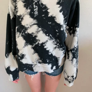 Tie dye collage tröja - Tid dye collegetröja från Zara. Storlek M. Knappt använd utan spår av användning. Köpare betalar för frakt