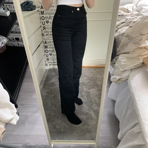 jeans - säljer dessa svarta jeans från madlady i stlk EU34-L32 då dom är lite för korta på mig som är 173cm. använda ett fåtal gånger.