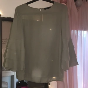 Mörkgrön siden blus stl 36 - Mörkgrön siden blus i stl 36, passar perfekt till lite finare tillfällen. Har blivit alldeles för liten för mig tyvärr