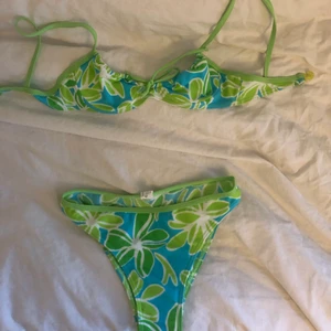 Vintage bikini  - Jättefin bikini jag precis köpte vintage! Storlek 36 och går att skjustera lite hur den sitter över brösten. Säljer endast vid bra bud så busa i kommentarerna om du är intresserad. Frakt på 30kr tillkommer❤️