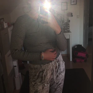 Svart och vit randig tröja stl 36 - Svart o vit randig tröja i stl 36, köpt i London, säljer pga att den blivit för kort i armarna