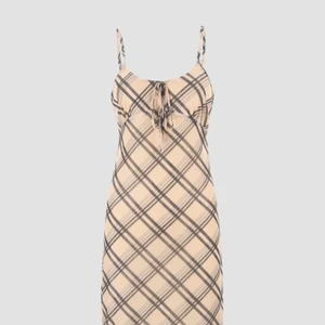 Rutig sommarklänning från Cider. - En superfin sommarklänning från cider. Originalpris 23 dollar + frakt. Säljer då den aldrig kommer till användning och är lite kort på mig som är 178. Köparen står för frakt.❤️