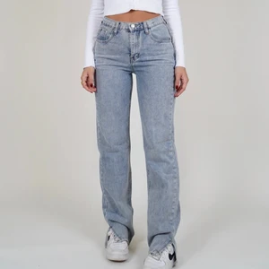 lexi jeans - säljer mina fina lexi jeans från venderbys då de inte kommer till användning, samt att de är lite för små för mig:/ de är i superfint skick!💕 storlek xs! köparen står för frakten! skriv privat för fler bilder!