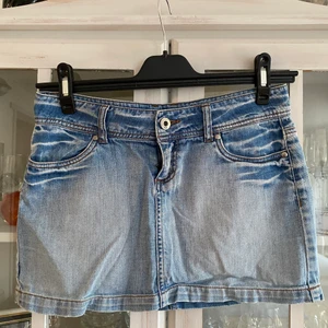 Lågmidjad jeanskjol  - Lågmidjad jeanskjol med fickor. Storlek 36/ S. Köparen står för fraktkostnaden 😊🌸