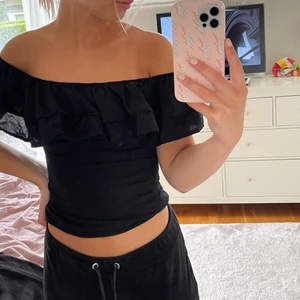 Topp - Fin topp med liten volang!