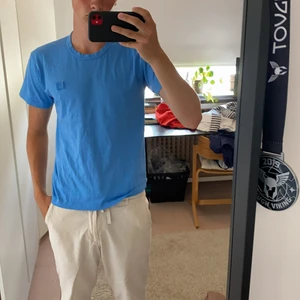 Acne Studios t-shirt - Smarsam använd acne t-shirt i storlek S, passar för de runt 180 cm, nypris 999 mitt pris 399