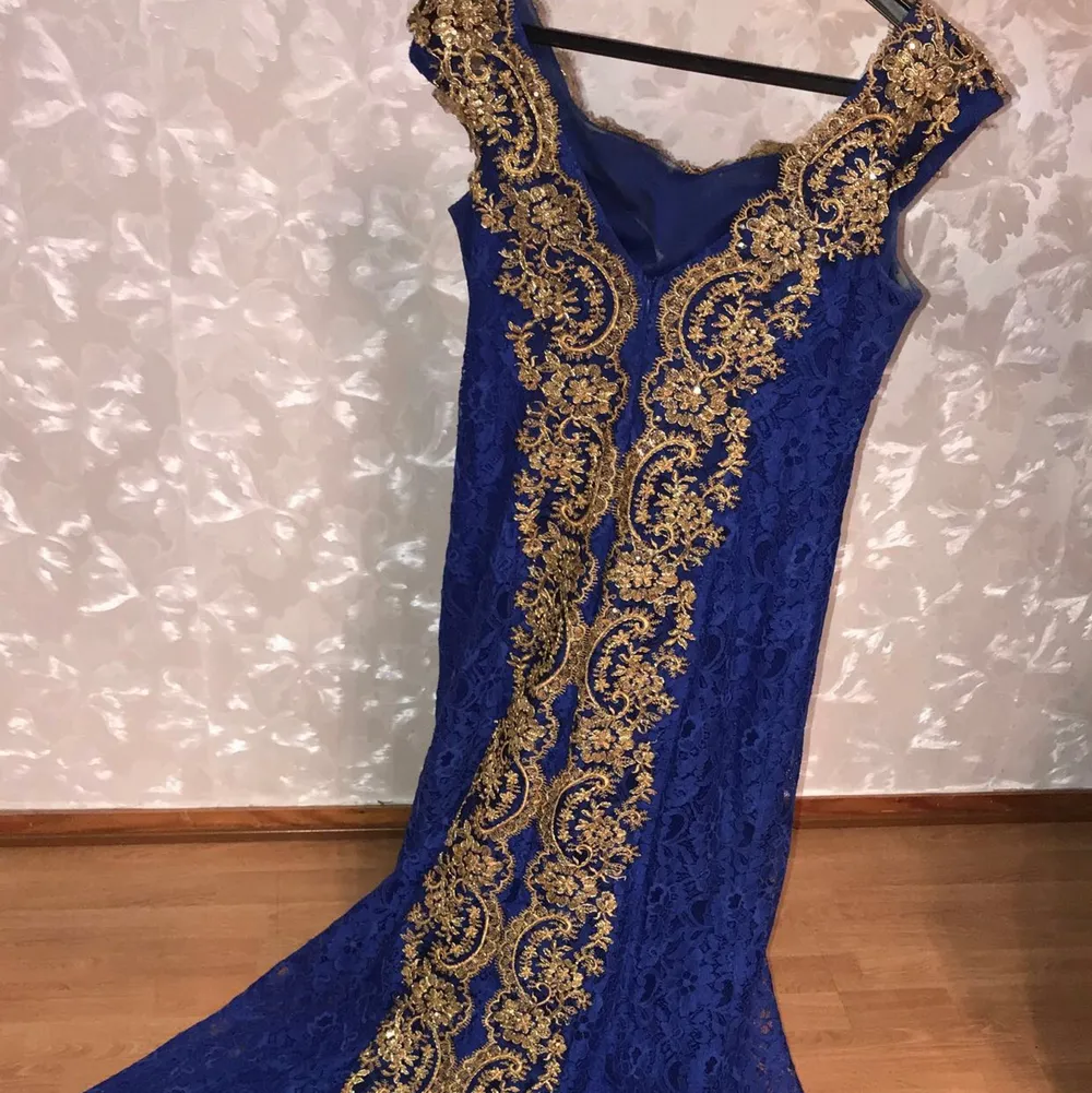 Säljer en lång festklänning som endast har använts 1 gång vid en fest. Köpte den för 1500kr säljer den för 500kr priset kan även diskuteras ❤️. Klänningar.