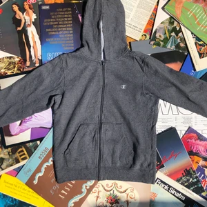 ZIPPER!! 💿💿 - Säljer en najs vintage Champion zipper. Tröjan är i bra vintage skick, liten minor flaw. Kan skicka bild om det önskas ;) Storlek L och fits XS. Tveka inte att höra av dig om du undrar något! ✌🏻🌱💫 Ord pris: 249! 