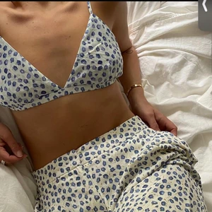 Underbart Somrig Topp  - Så snygg topp som Matilda Djerf bär på bilden! Den är blå och vit med blommiga detaljer och kommer utsprungligen ifrån NAKD. Önska bara den hade passat som jag hade velat, satt lite för stort på mig:( Toppen är en S! Använd endast två gånger av mig. 